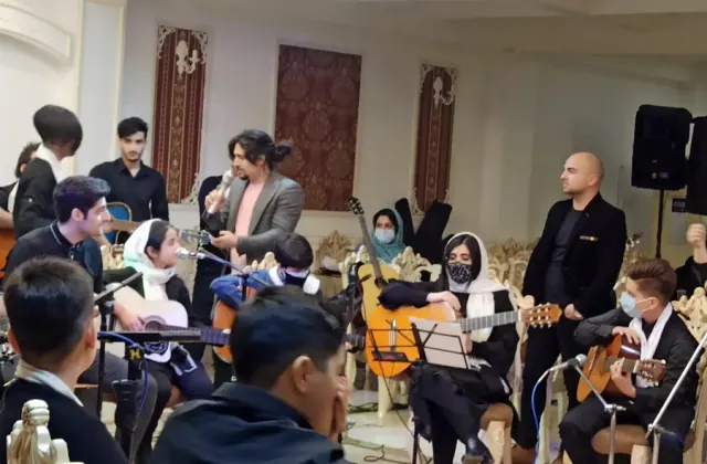 آموزشگاه موسیقی مهران بروشک